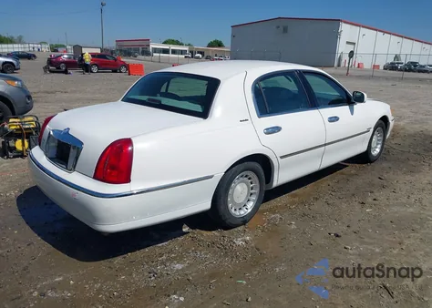 2000 Lincoln Town Car Executive z USA, uszkodzony, nr VIN 1LNHM81W4YY836914